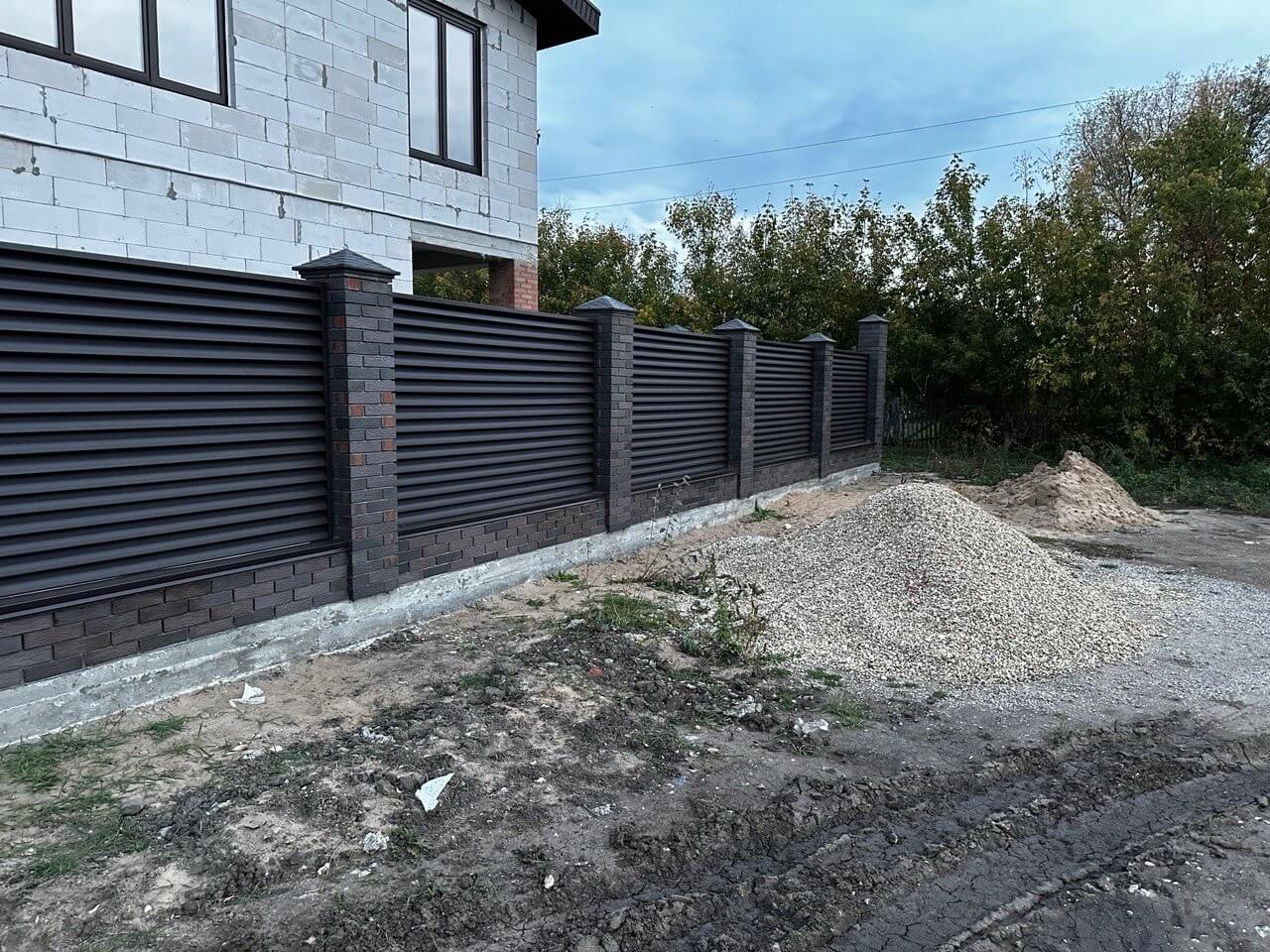 Забор из ламелей Еврожалюзи 38м RAL8019/8019 Темный Шоколад двусторонний MATTE фото 4 в Якутске