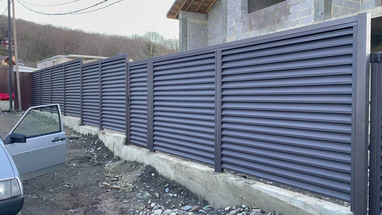 Забор-жалюзи из ламелей ЭКО-Z 54м RAL8019/8019 Темный Шоколад двусторонний в Якутске