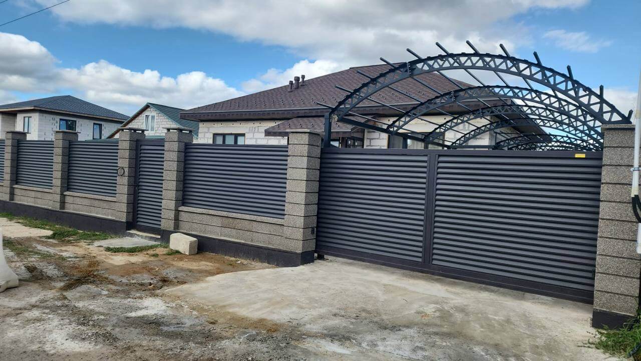 Забор-жалюзи из ламелей Реснички 27м RAL8019/8019 Темный Шоколад двусторонний МАТТЕ фото 2 в Якутске
