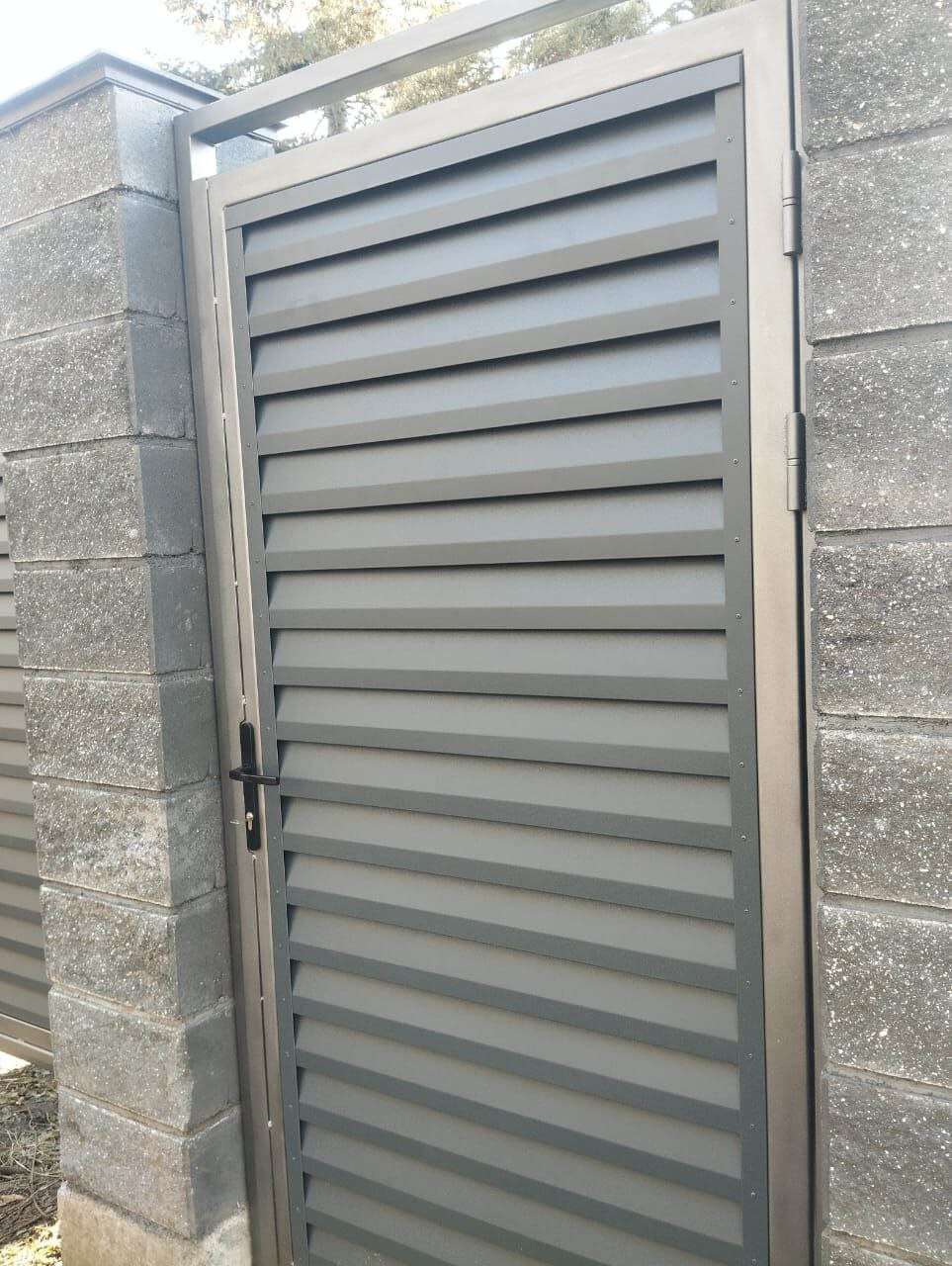 Откатные ворота с калиткой из ламелей Реснички RAL7024/7024 Серый Графит двусторонний МАТТЕ фото 2 в Якутске