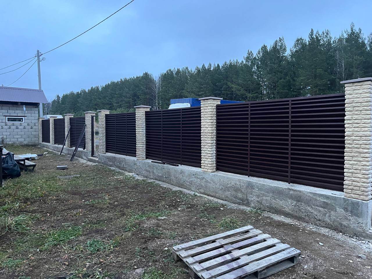 Забор-жалюзи из ламелей ЭКО-Z 18м RAL8017/8017 Шоколад двусторонний фото 3 в Якутске